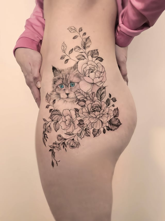 Fineline tattoo op heup