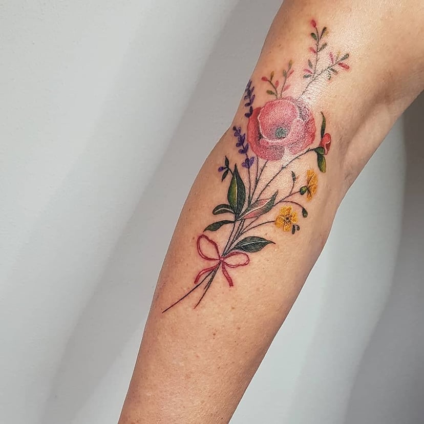 Bloementattoo in realistische kleuren