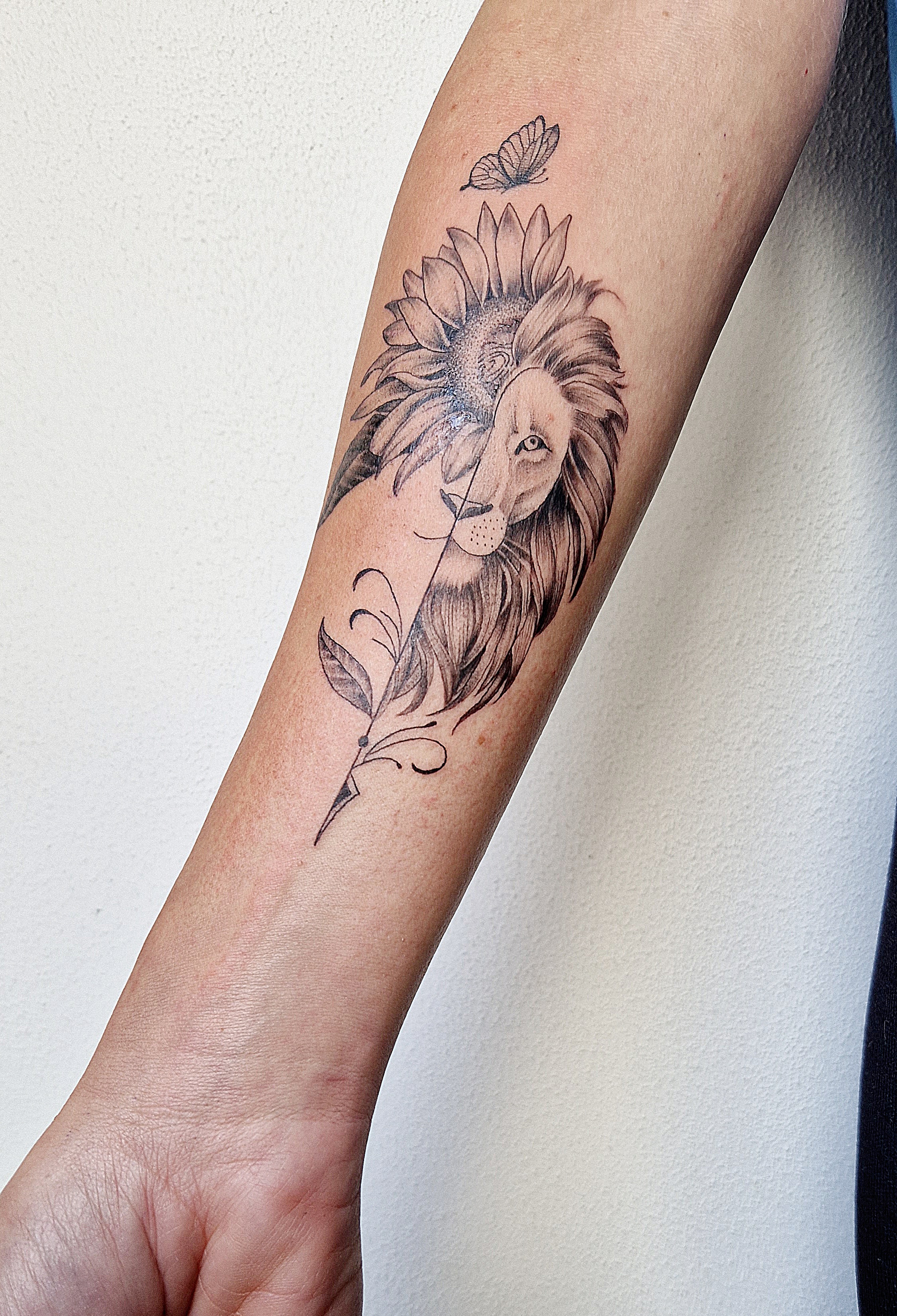 Leeuw en zonnebloemtattoo